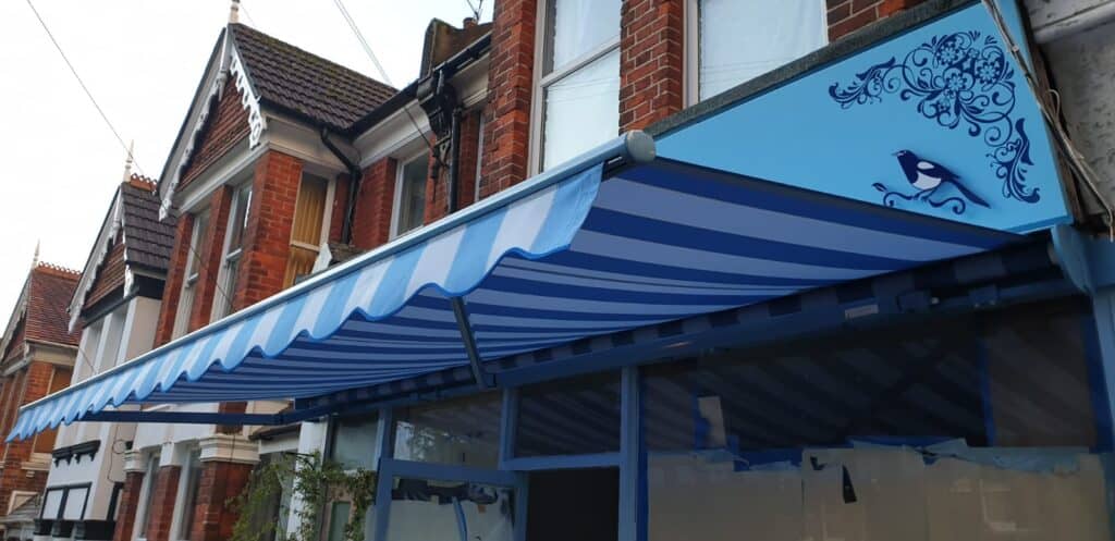 The role of shop canopy in advertising