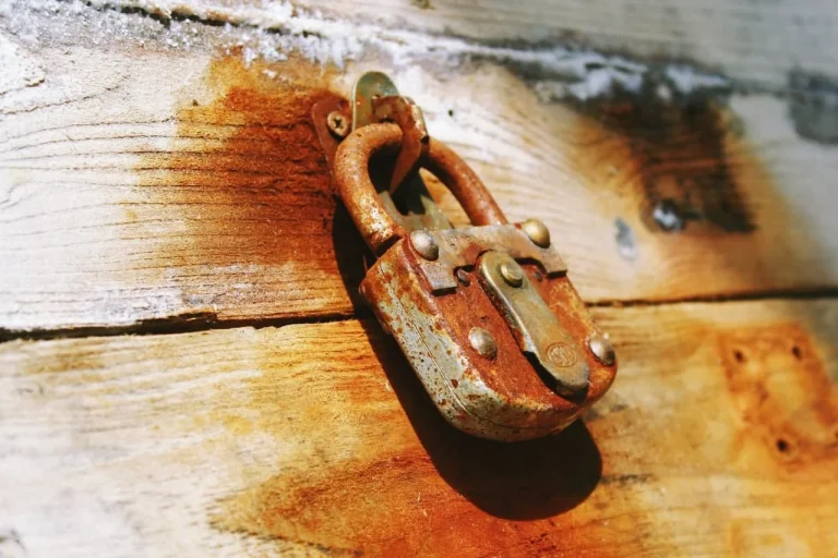 برای زنگ نزدن پنجره آهنی چه باید کرد