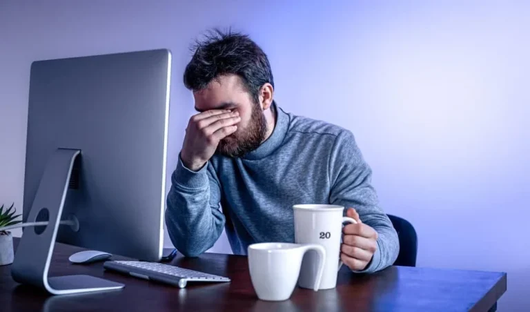 چرا قهوه سردرد را خوب میکند