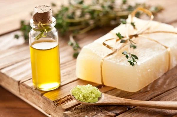 What are the properties of tea tree oil