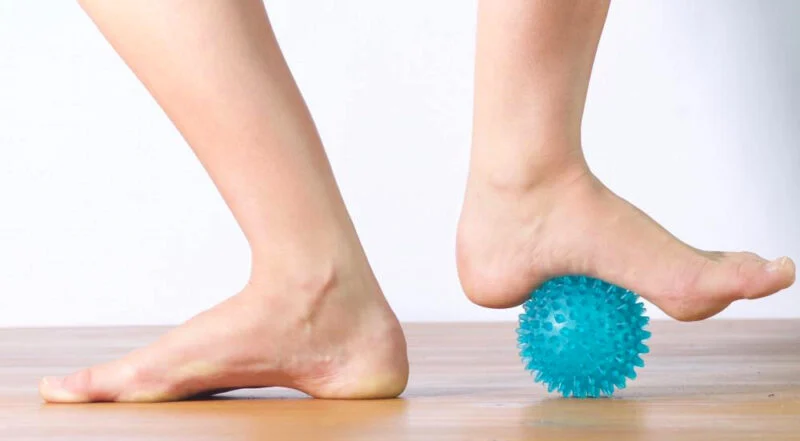What is the symptom of pain in the sole of the right foot