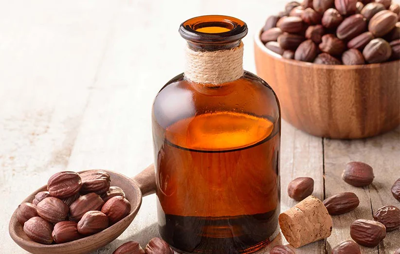 What is jojoba oil and what effect does it have on facial blemishes?